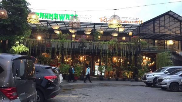 Rumah makan apung Rakmawati di Gresik ini selalu ramai pengunjung. (Foto: Youtube).