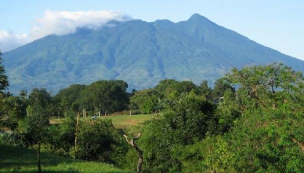 Gunung Salak (Foto: gispala.wordpress)