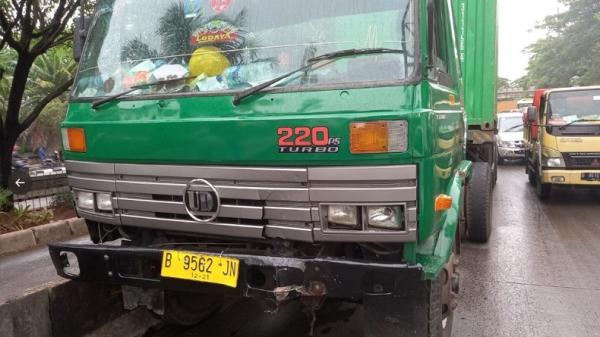 Kecelakaan Cengkareng 2 Tmc Kecelakaan terjadi di traffic light Cengkareng arah Kalideres, Jakarta Barat, Senin (18/10/2021). (Foto: TMC Polda Metro Jaya).