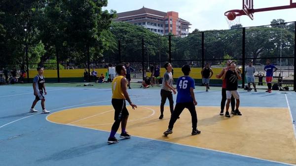 LAPANGAN BASKET SAPARUA Berlatih basket di Lapangan Basket Saparua Bandung. (Foto: YouTube/ayah alghi_alea)