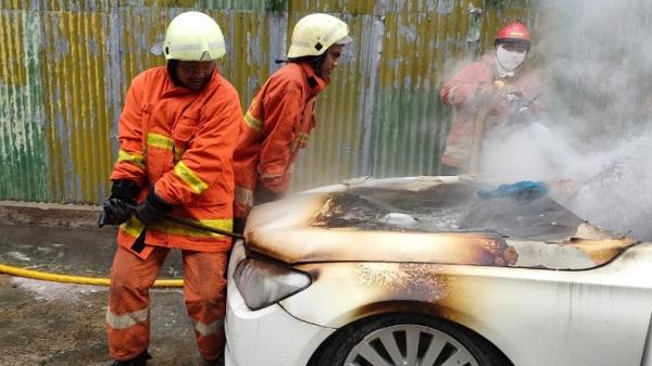 Mobil terbakar di Jalan Sunter Garden Raya, Sunter Agung, Tanjung Priok Jakarta Utara, Senin (18/10/2021). (Foto: Damkar DKI).