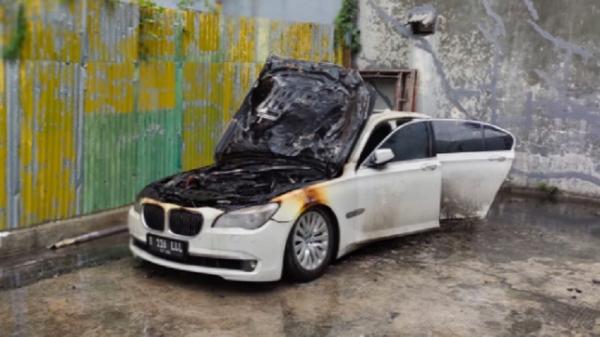 Mobil Terbakar Di Sunter Damkar Dki Mobil terbakar di Jalan Sunter Garden Raya, Sunter Agung, Tanjung Priok Jakarta Utara, Senin (18/10/2021). (Foto: Damkar DKI).