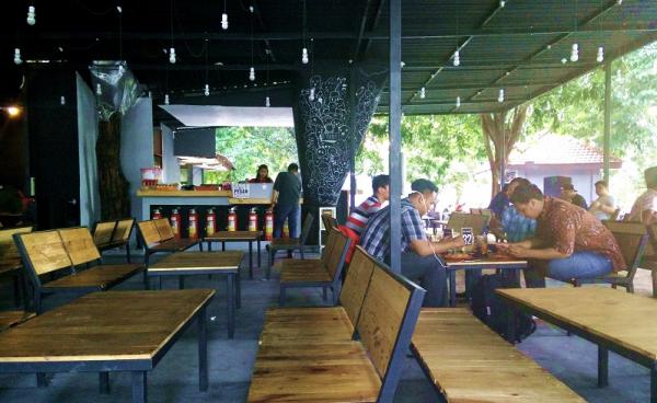 Rolag Cafe Gunungsari Surabaya ini bisa menjadi tempat nongkrong yang nyaman. (Foto: ricinuscomblogspot).