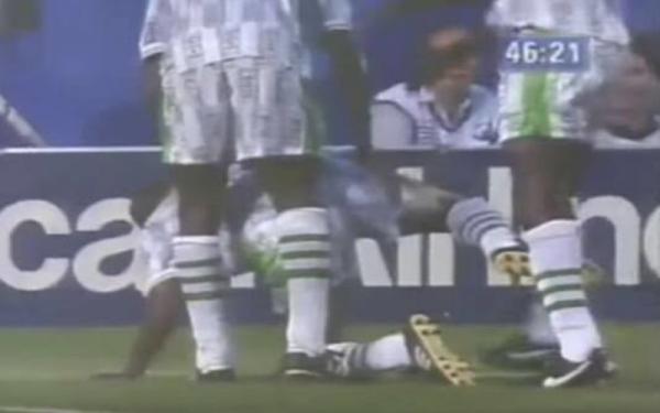 Winger Nigeria, Finidi George merayakan gol dengan gaya nyeleneh seusai mencetak skor ke gawang Yunani dalam laga Piala Dunia 1994. (Foto: Whogoz.ng)