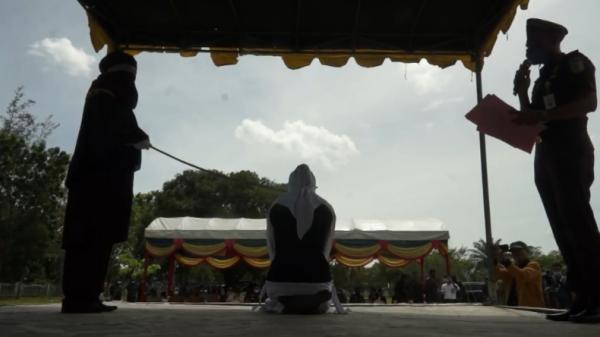 Dicambuk 100 Kali, Perempuan Terpidana Kasus Zina di Aceh Pingsan