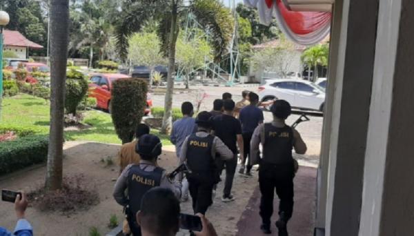 Kantor Bupati Kuansing digeledah KPK Penggeledahan kantor Bupati Kuansing oleh penyidik KPK, Selasa (19/10/2021). (Foto: Banda Haruddin)