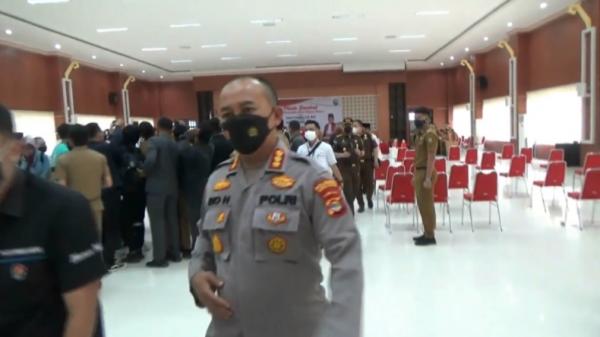 Kapolresta Bandarlampung Kombes Ino Harianto mencoba menghindari wartawan karena buru-buru ke toilet saat ditanya keterlibatan anak buahnya dalam perampokan (Andres Afandi/MNC Portal)