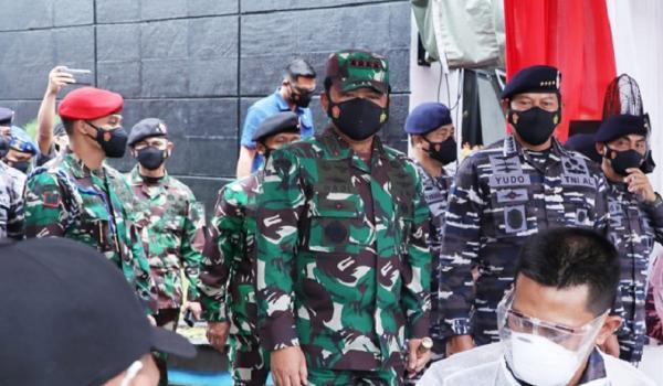 Panglima TNI dan KSAL meninjau vaksinasi Covid-19 (Foto : Puspen TNI AL)
