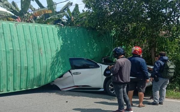 Viral Kontainer Timpa Mobil hingga Ringsek Ternyata di Banjarbaru