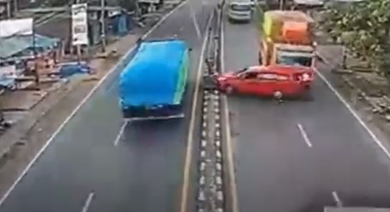 Tangkapan layar Minibus Daihatsu Sigra ringsek dan terbalik setelah ditabrak dua truk di Jalan Poros Kabupaten Maros, Rabu (20/10/2021). (Foto: iNews TV/Wahyu Ruslan)