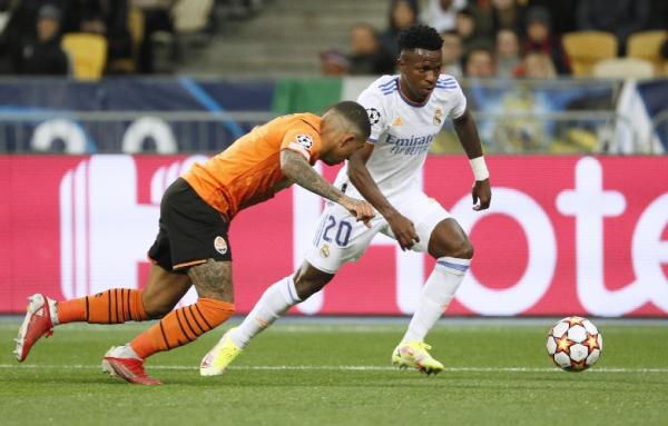 Real Madrid pesta lima gol ke gawang Shakhtar Donetsk pada matchday ketiga Grup D Liga Champions 2021/2022. Vinicius Jr (putih) jadi bintang di laga itu. (foto: REUTERS/Gleb Garanich).