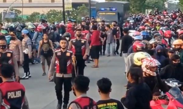 Ratusan aparat kepolisian diterjunkan ke lokasi untuk mengamankan situasi, Rabu (20/10/2021). (Foto: iNews.id/Abdul Wakhid).