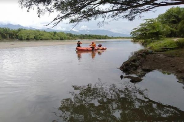Tim SAR mencari keberadaan bos cokelat yang diduga dibegal dan dibuang ke sungai. (Foto: iNews/Dosaino Ariga)