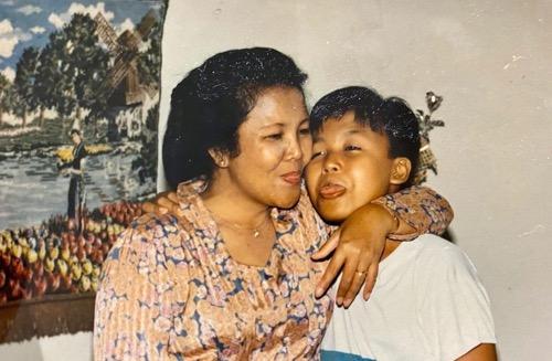 Ari Lassso muda Wajah cupu Ari Lasso masih muda, saat dipeluk sang ibu.