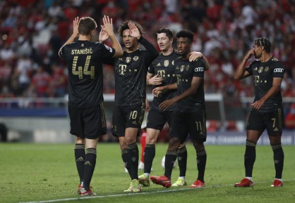 Benfica vs Bayern Munchen Bayern Munchen belum menemui hambatan di Liga Champions 2021/2022. Bayern kembali menang besar saat melawan Benfica di laga grup E. (foto: REUTERS/Pedro Nunes).