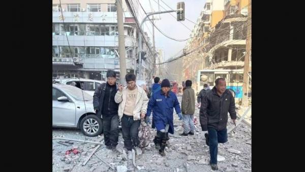 lokasi ledakan Beberapa orang tampak menjauh dari lokasi ledakan. (Foto: Daily Star)