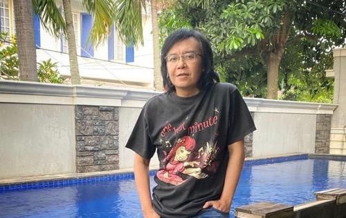 Wajah cupu Ari Lasso Wajah cupu Ari Lasso, posenya saat berfoto di kolam.