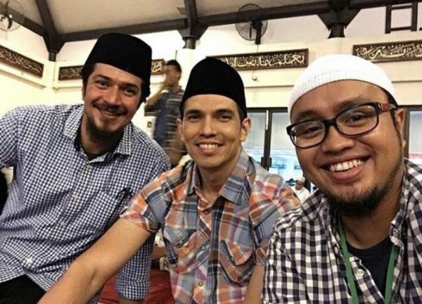 Deretan artis cowok yang hijrah dan memutuskan mengubah penampilan. (foto: Instagram)
