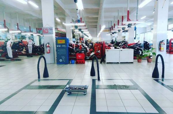 Astra Tegalrejo Gubernur Jatim Khofifah Indar Parawansa memberikan penghargaan kepada para santri pada peringatan HSN di Grahadi, Jumat (22/10/2021). (istimewa).