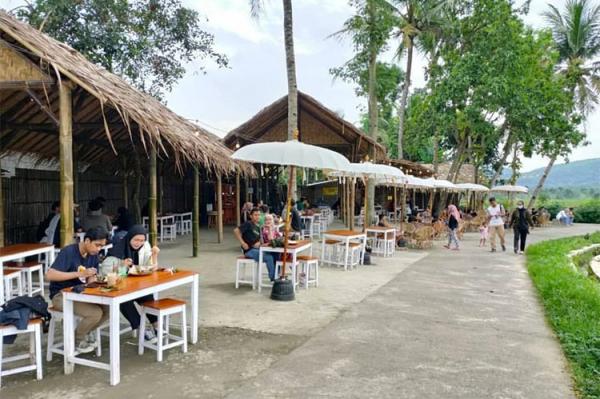 Gebleg Menoreh View menjadi salah satu tempat makan di Kulonprogo yang asyik untuk bersantai. (Foto: IG/Gebleg Menoreh)
