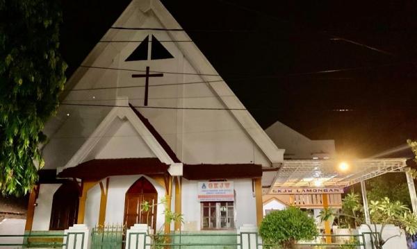 GKJW berada di Desa Balun. Letaknya bersebelahan dengan masjid setempat. (dokumen pribadi).