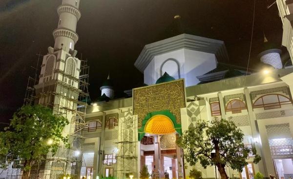 masjid agung lamongan Masjid Agung Lamongan cukup megah dengan arsitektur yang unik. (dokumen sendiri).