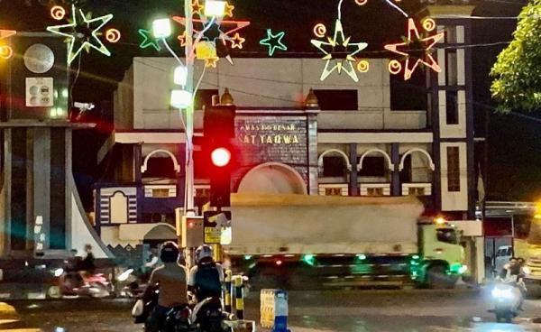 Masjid At Taqwa Lamongan berada di depan tugu Adipura. Cocok untuk pengguna jalan yang ingin singgah untuk salat. (dokumen pribadi).