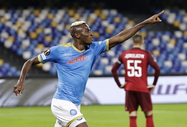 Napoli menang besar atas Legia Warszawa pada laga lanjutan Liga Europa 2021/2022. Striker muda Napoli asal Nigeria Victor Osimhen mencatatkan rekor fantastis. (foto: REUTERS).