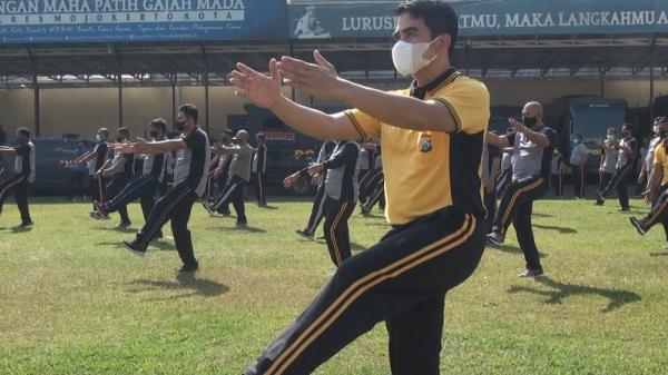 Kapolresta Mojokerto AKBP Rofiq Ripto Himawan mengikuti senam taichi, Jumat (22/10/2021).