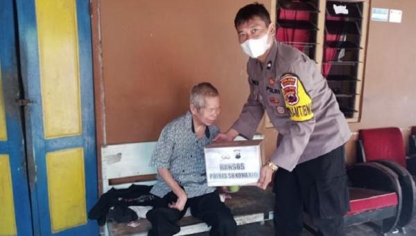 Bhabinkamtibmas Desa Sukoharjo Aipda Giyanto memberikan bantuan sosial kepada lansia terdampak Covid-19. (Foto: ist)