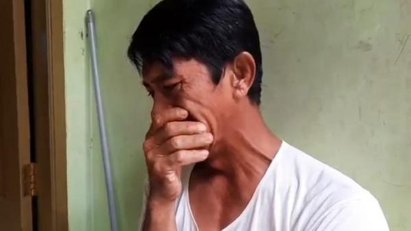 Dede Zaenal, menangis mengingat kenangan bersama istrinya, almarhumah Ai Nurlela. Dede meminta polisi mengusut tuntas kasus pembunuhan yang dialami istrinya. (Foto: iNews/Asep Juhariyono)