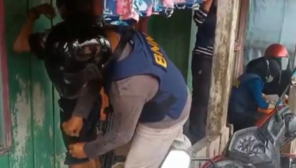 Penggerebekan kampung narkoba Puntun di Palangka Raya. (Foto: iNews/Ade Sata)