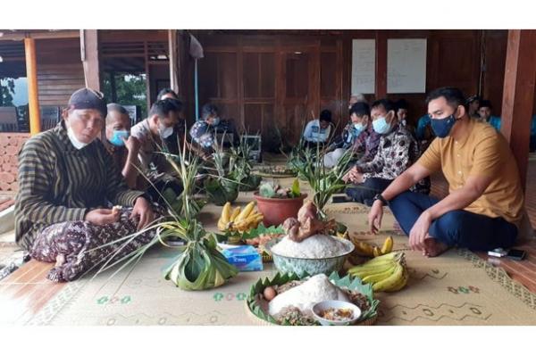 Masyarakat petani hutan yang mengelola objek wisata hutan pinus menggelar doa bersama Kenduri Mertiwono. (Foto : Ist)