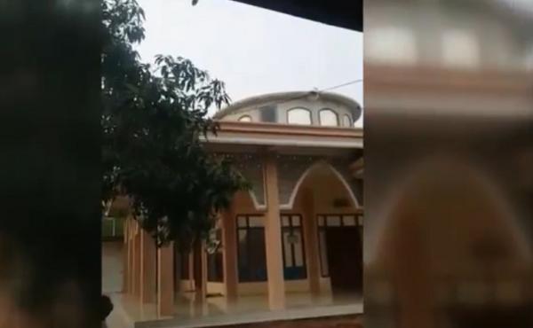 Kondisi masjid yang kubahnya terlepas. (Foto: iNews/Dedi Mahdi)