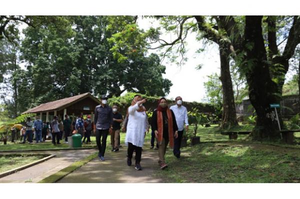 Bupati Sleman Kustini (baju putih tengah) saat meninjau objek wisata Taman Kaliurang, Pakem, Sleman, Sabtu (23/10/2021). (Foto : Prokompim Sleman)