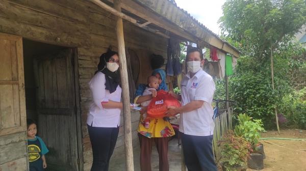 DPW Partai Perindo Babel saat memberikan bantuan sembako dan alat prokes kepada warga Kecamatan Kelapa, Bangka Barat, Sabtu (23/10/2021).  (Foto: iNews.id/Rizki Ramadhani)