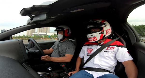 Menjajal Toyota GR Yaris didampingi drifter Demas Agil.