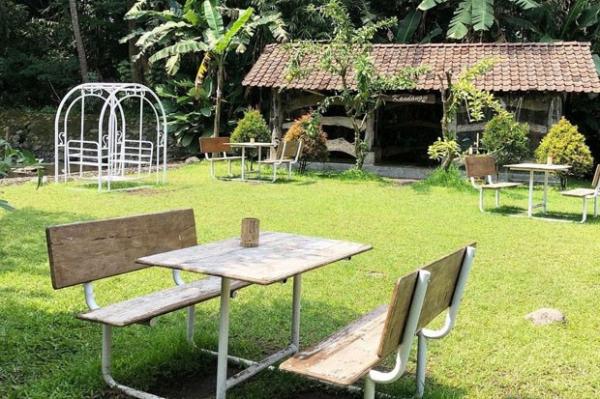 Wedangan Kampoeng Sleman Wedangan Kampoeng menjadi tempat favorit masyarakat Sleman dan sekitarnya. Lokasinya nyaman dan asri. (Foto : Instagram)