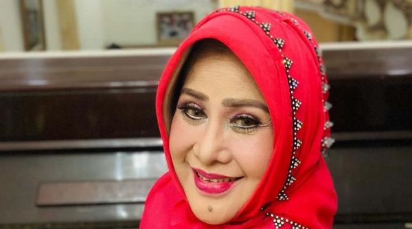 24 Elvy Sukaesih Penyanyi dangdut perempuan sangat melegenda. (foto: Instagram)