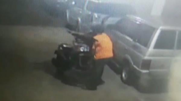 Pelaku curanmor di Palembang bak Superman, motor diangkat lalu didorong. Aksinya terekam kamera CCTV (Firdaus/MNC Portal)