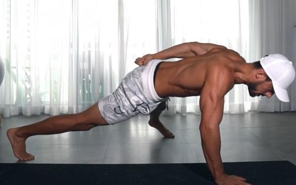 Ilustrasi seorang pria memeragakan push up satu tangan. (Foto: Youtube/Adam Frater)
