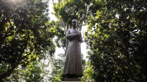Taman Maluku dengan patung pastor di tengahnya. Taman ini diselimuti cerita horor. Patut pastor disebut-sebut kerap berpindah posisi menghadap. (Foto: humas.bandung.go.id)