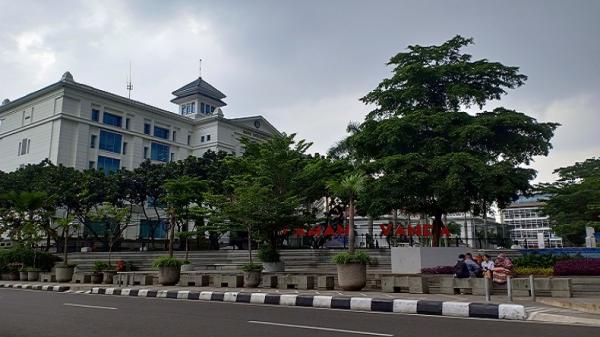Taman Vanda, memanfaatkan sepetak lahan di sampingi BI Jabar, Jalan Merdeka, Kota Bandung. (Foto: iNews.id/AGUS WARSUDI)
