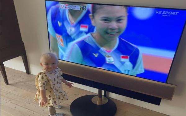 Vega Axelsen mendukung Greysia/Apriyani Putri pebulu tangkis Denmark Viktor Axelsen, Vega tampak senang menyaksikan ganda putri Indonesia, Greysia Polii/Apriyani Rahayu yang sedang beraksi dalam sebuah siaran televisi. (Foto: Twitter/@ViktorAxelsen)
