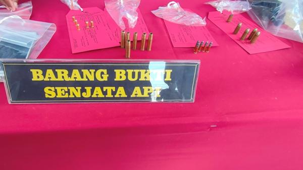 Barang bukti senpi rakitan yang disita aparat Polres Rembang. Foto: iNews/Musyafa Musa.