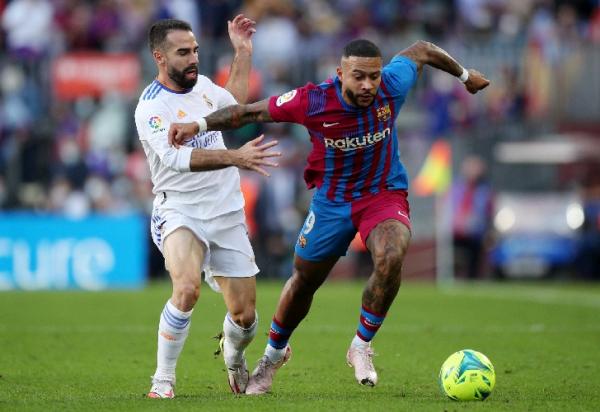 Barcelona vs Real Madrid Penyerang Barcelona Memphis Depay saat laga vs Real Madrid. Real Madrid berhasil mengalahkan Barcelona 2-1 di Liga Spanyol 2021-2022. (foto: Reuters).
