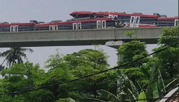 Tabrakan LRT di ruas Munjul Jakarta Timur siang tadi, Senin (25/10/2021). (Foto: Istimewa/JKT Info)