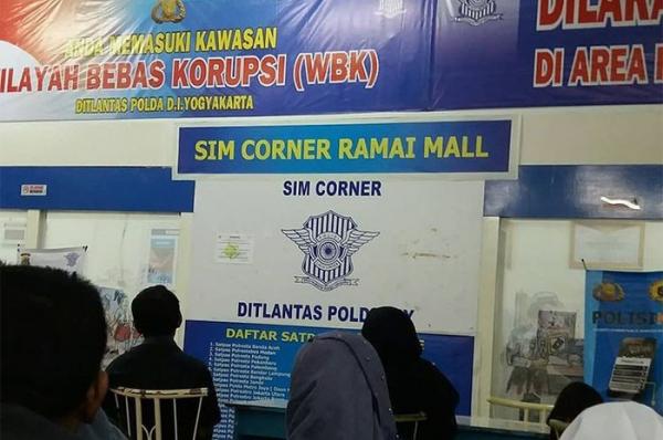 Corner ramai mal menjadi salah satu tempat mengurus SIM di Jogja. (Foto:  IG/Alifafirin)