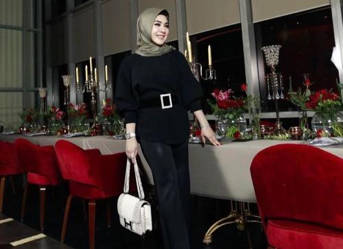 Syahrini berhijab Artis Indonesia Berteman dengan Selebriti Dunia. (Foto: instagram)