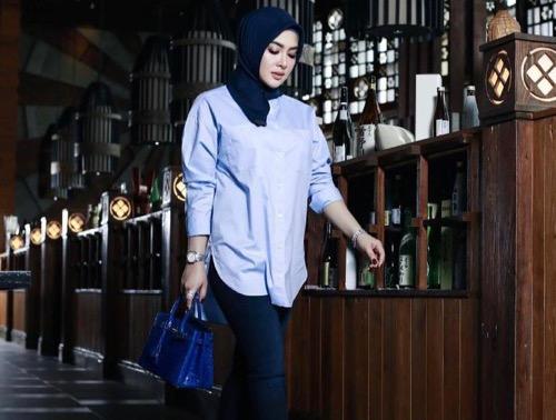 Portet cantik Syahrini berhijab dalam palet biru.